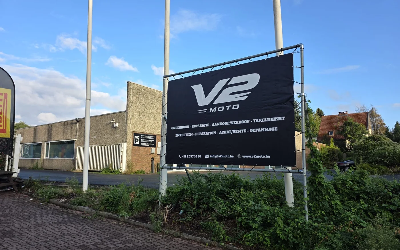 Bâche grand format V2 Moto en bord de voirie